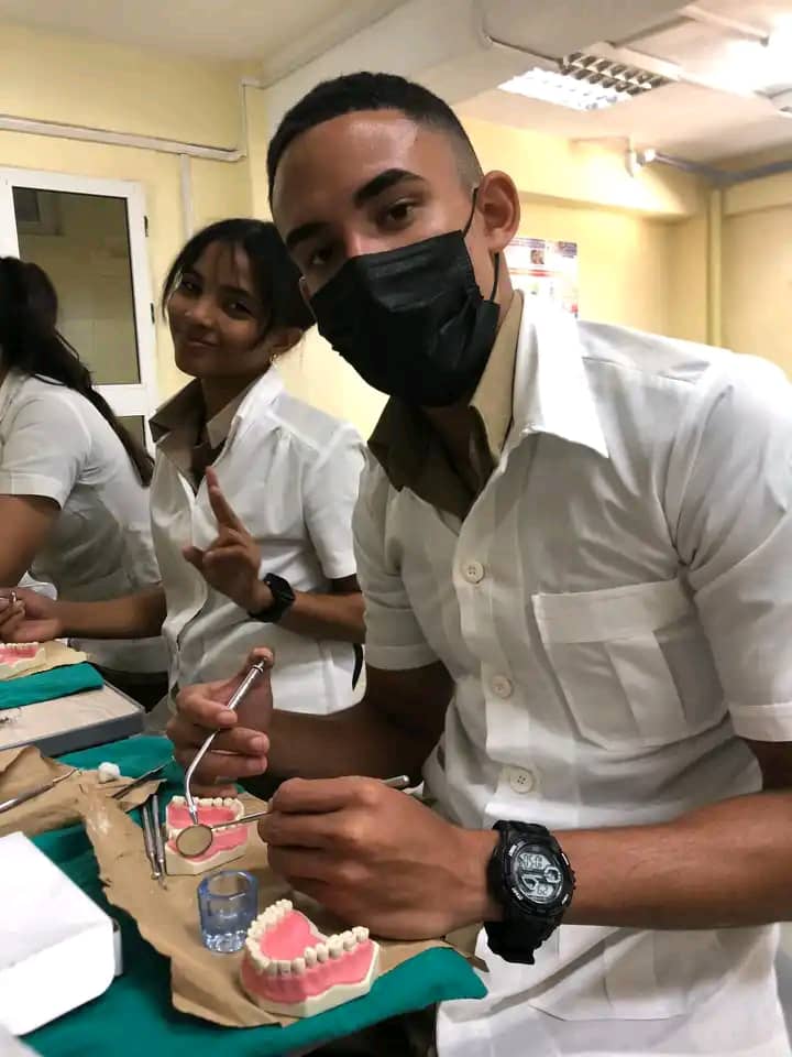 Comprometidos con la salud bucal desde la formación🦷. Así se preparan los futuros estomatólogos🥼 en la UCIMED-FAR, con dedicación, práctica y vocación📖.
#Cuba