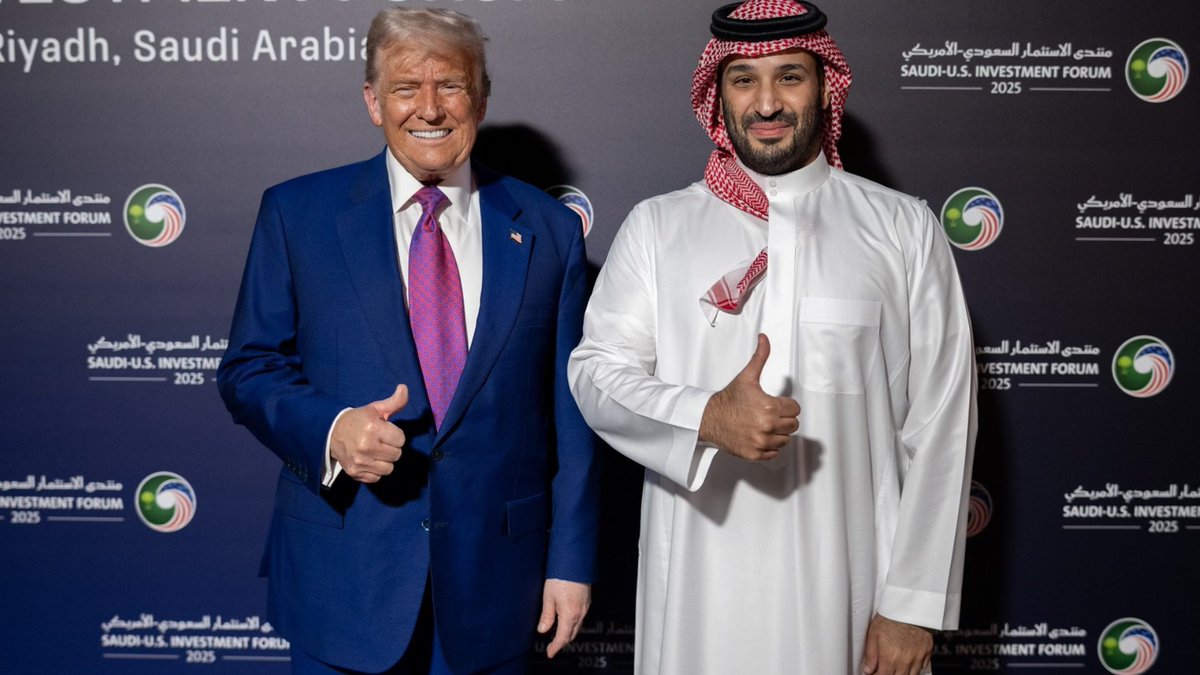 Dariusz Rosiak (@dariuszrosiak) on Twitter photo Trump znosi sankcje na Syrię, zawiera rekordowe umowy z Saudami. I pomija w bliskowschodniej podróży Izrael. Czy prezydent ma dosyć polityki Netanyahu? A jeśli tak, to co z tego wynika?
Raport na dziś od 14: raportostanieswiata.pl
Gość: <a href="/fyderek/">Łukasz Fyderek</a>
patronite.pl/DariuszRosiak Trump znosi sankcje na Syrię, zawiera rekordowe umowy z Saudami. I pomija w bliskowschodniej podróży Izrael. Czy prezydent ma dosyć polityki Netanyahu? A jeśli tak, to co z tego wynika?
Raport na dziś od 14: raportostanieswiata.pl
Gość: <a href="/fyderek/">Łukasz Fyderek</a>
patronite.pl/DariuszRosiak
