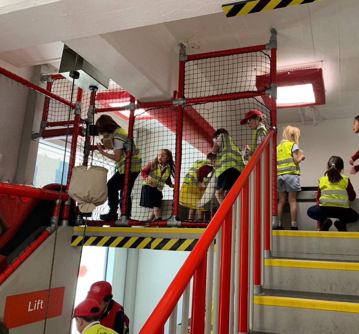 Canada_Blanch's tweet image. ✉️📮 ¡Increíble visita al Museo Postal de Londres con el alumnado de 2º de Primaria! Un día lleno de aprendizajes y cartas viajeras. #ExcursiónEscolar #MuseoPostal

@consejeriauk