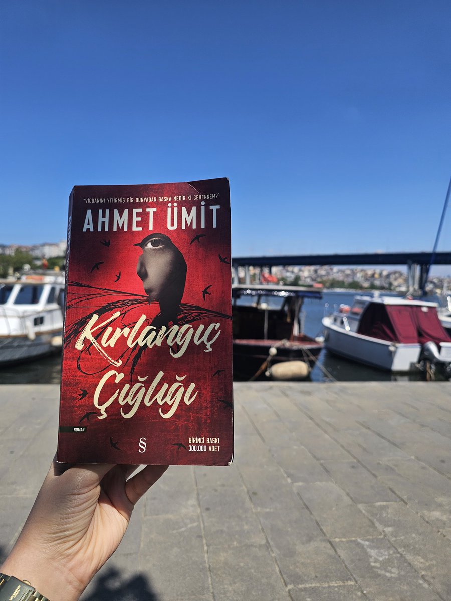 Çok empati kuruyorsunuz Başkomiserim, dedi samimi bir tavırla. 
"Ne dünya bu hassasiyeti kaldırır, ne insanlar bu kadar inceliği.."

#okudum #bitirdim #okumaknefestir