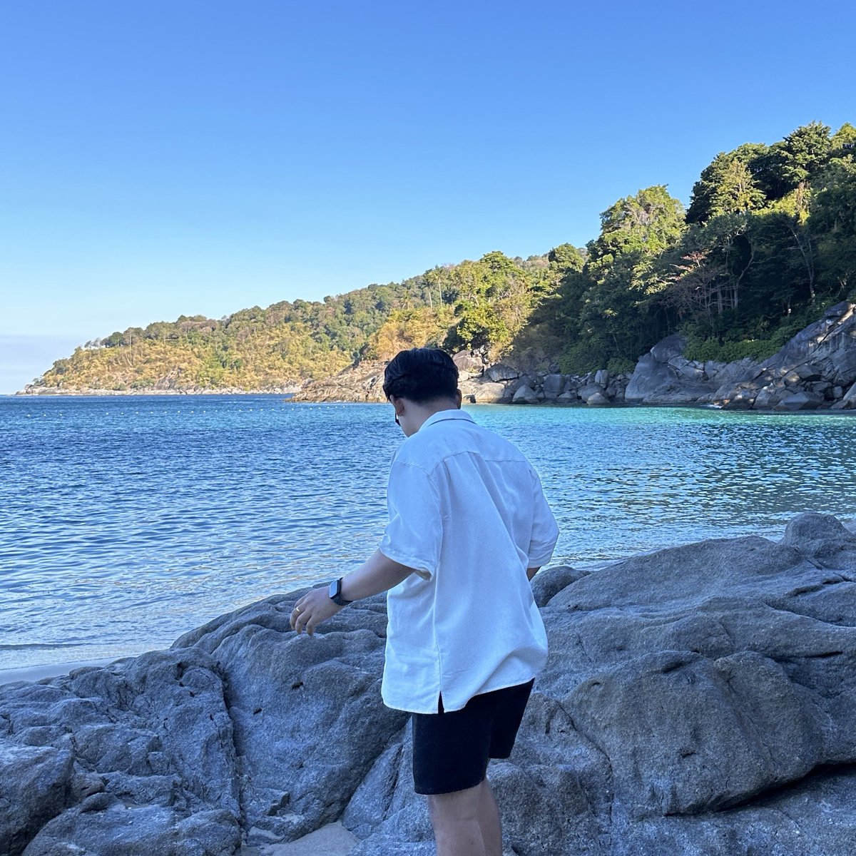 ข้อเสียของคนไม่ชอบพูด ตอนรู้สึกว่าใครมาทำร้ายหัวใจ ก็จะเก็บสะสมความเจ็บไว้เรื่อยๆสุดท้ายก็รอวันที่ระเบิดเวลา เราแนะนำว่าหาใครสักคนพูดไปเลยดีกว่า เพราะตอนที่เราเก็บไว้คนเดียวโคตรจะอึดอัด พอได้เล่าแล้วมันจะดีขึ้นมากจริงๆนะ ให้กล้าเล่า กล้าถาม กล้าที่จะเป็นตัวเอง