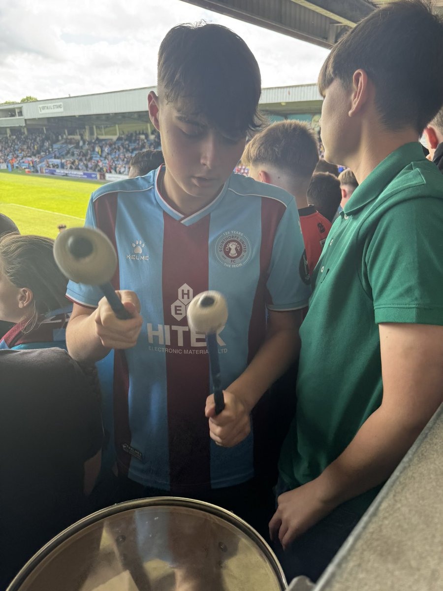 Becky (@tinkzox) on Twitter photo The real hero in the DRE. 🥁 balloons bought ✅ The real hero in the DRE. 🥁 balloons bought ✅