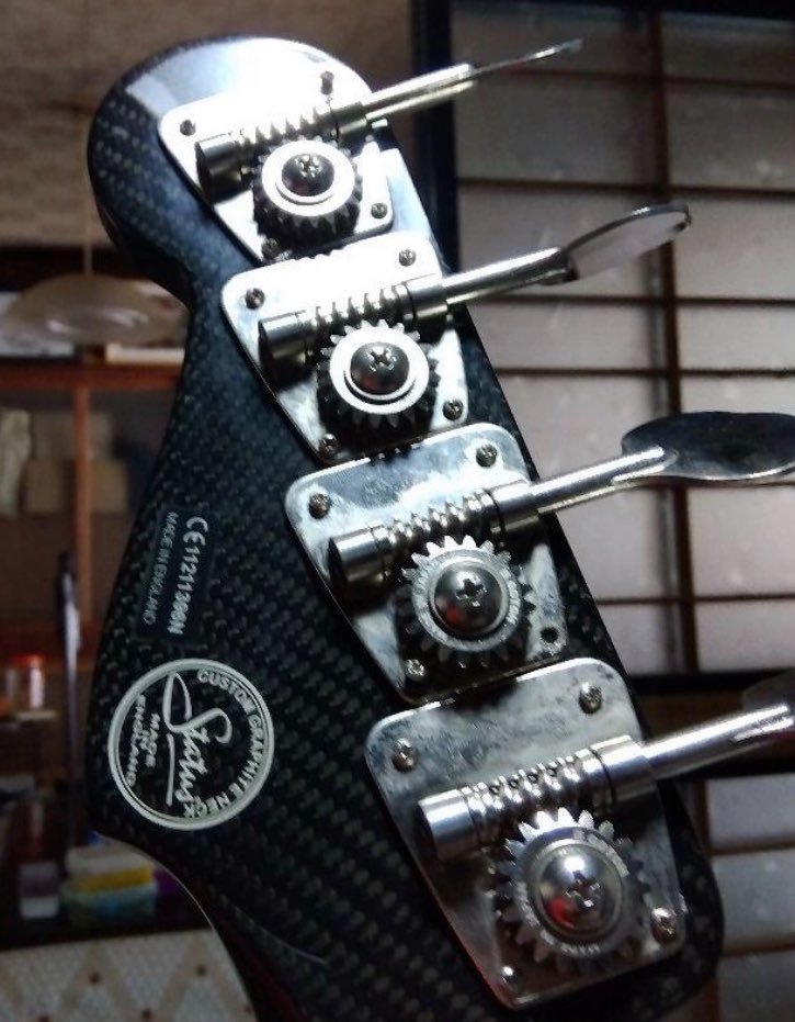 BENKMAN1985's tweet image. ネットで見つけた謎楽器シリーズ

安ボディに謎アート。
なんと #StatusGraphite のネックが付いたベース、強気の120,000円。

いやネックだけ買うと考えてもアリか…？と思いきや…

ペグの交換を試みグラファイトに穴あけできず、ビスが刺さって飛び出たり折れたりしている有様。残念。
#ベーシスト