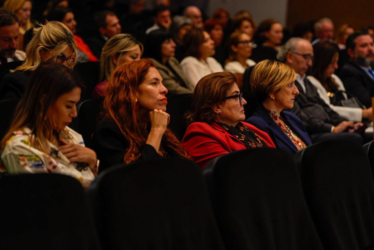 Comparto mesa redonda esta mañana con mis compañeras, Ana Mata, alcaldesa de Mijas, y Maripaz Fernández Lobato, alcaldesa de Ronda, en una puesta en común sobre la proyección de estas tres grandes ciudades gobernadas por mujeres. Gracias a Artículo 14 por hacerlo posible.