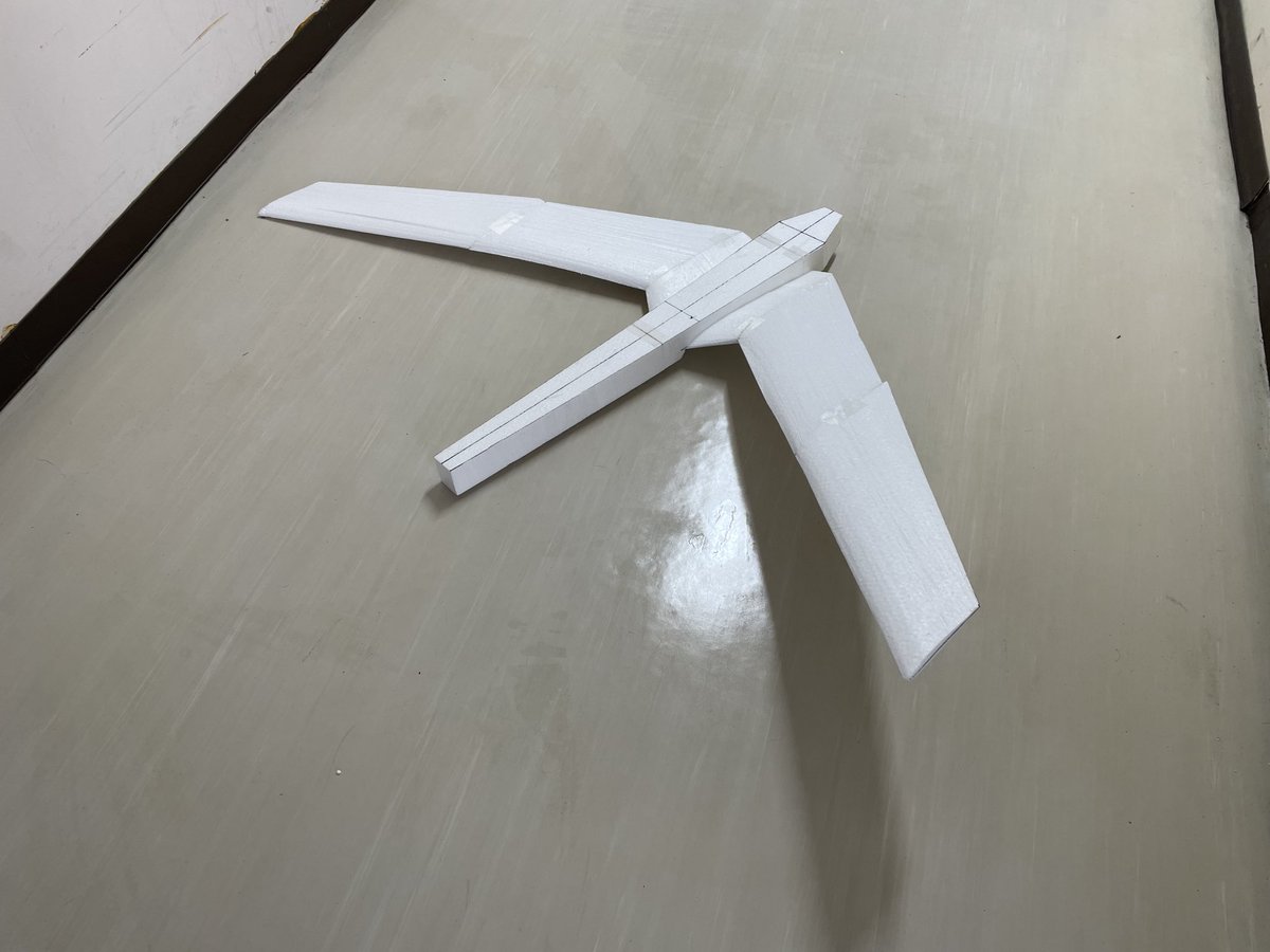 現在飛行ロボコン一般部門に出場予定の機体を製作しています。