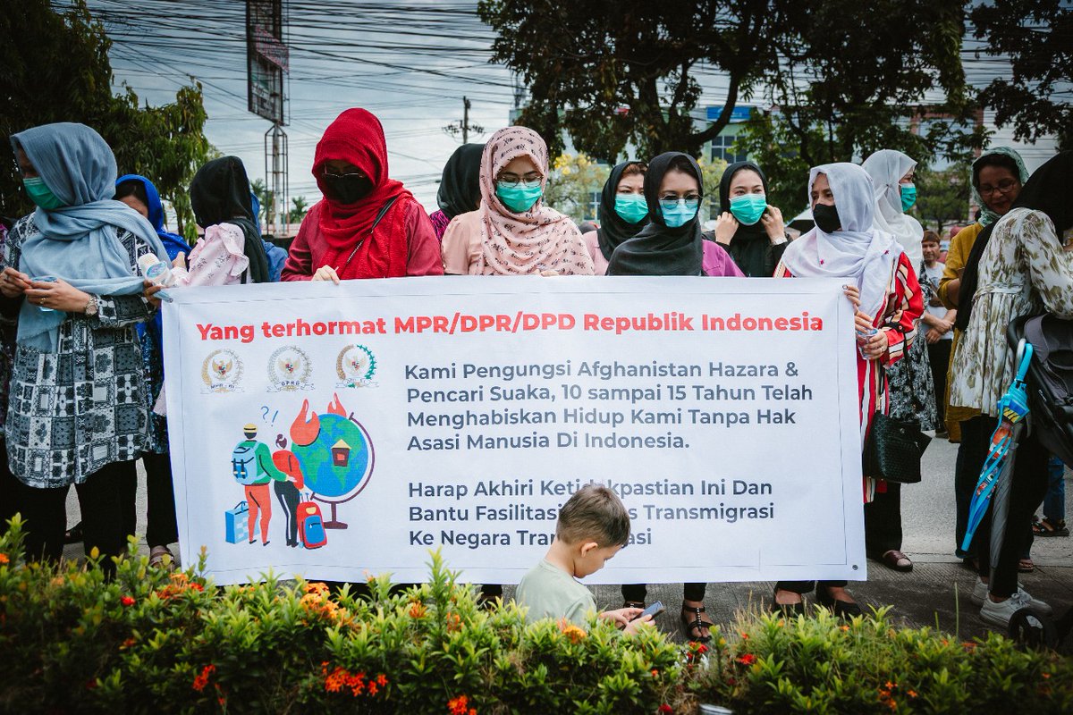 KazimiRona's tweet photo. #End13YearsInLimbo_Indonesia
0987654321
Refugee's kids need to be at school now, but instead, they are forced to come on the streets to fight for their uncertain future because of their agonizing life. https://t.co/FNvkY9hplb