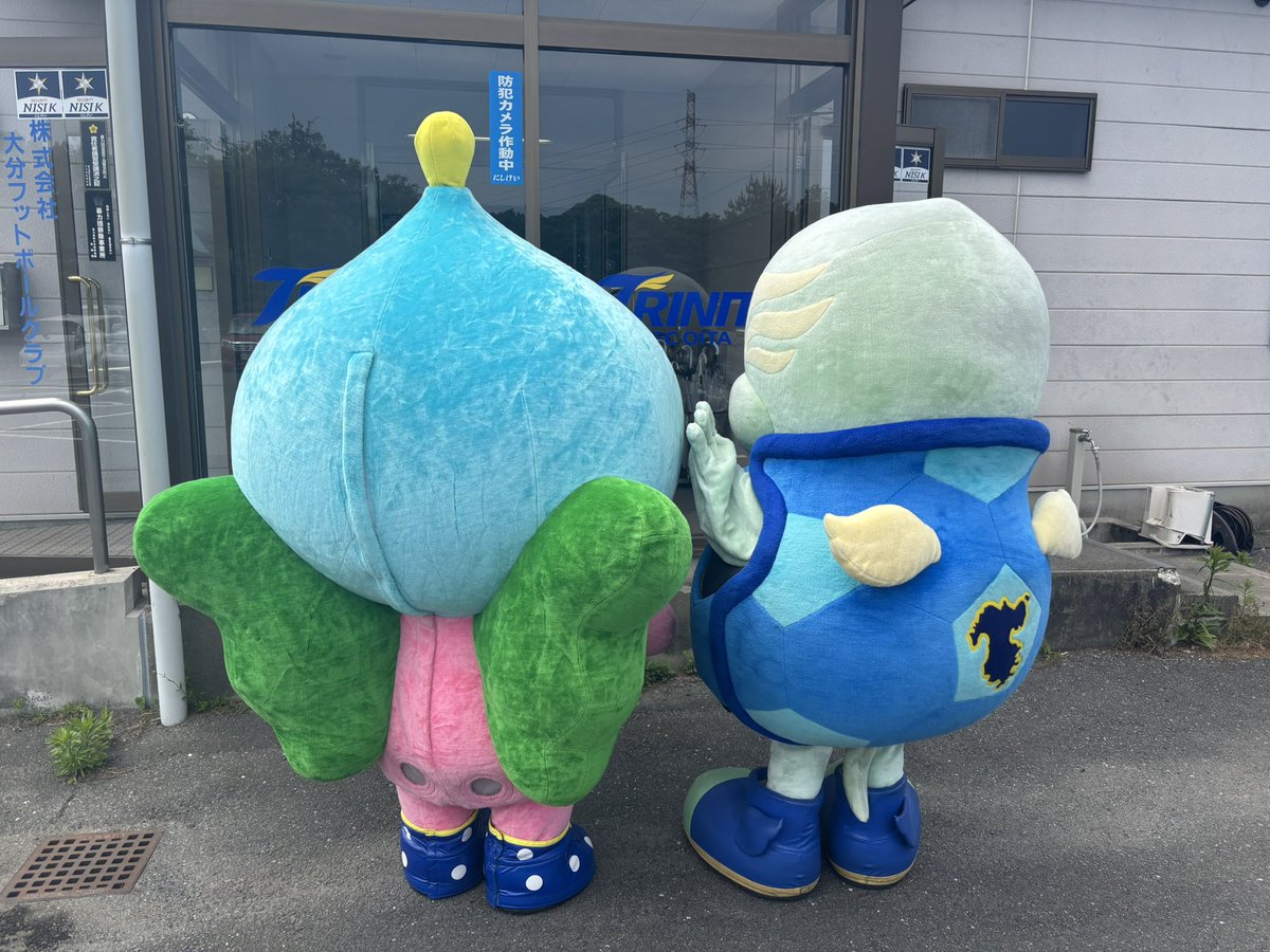 SanikleenKyushu's tweet photo. 5月14日(水)に、#大分トリニータ さまへ「#大分トリニータ応援マット」の売上の一部を支援金として贈呈しました✨️

応援マットをご利用いただくことで、売上の一部が大分トリニータの強化資金につながります。街中で応援マットをお見かけしたら、その店舗さまや企業さまをぜひご利用くださいませ🙇‍♂️ https://t.co/grwBh7uB3r