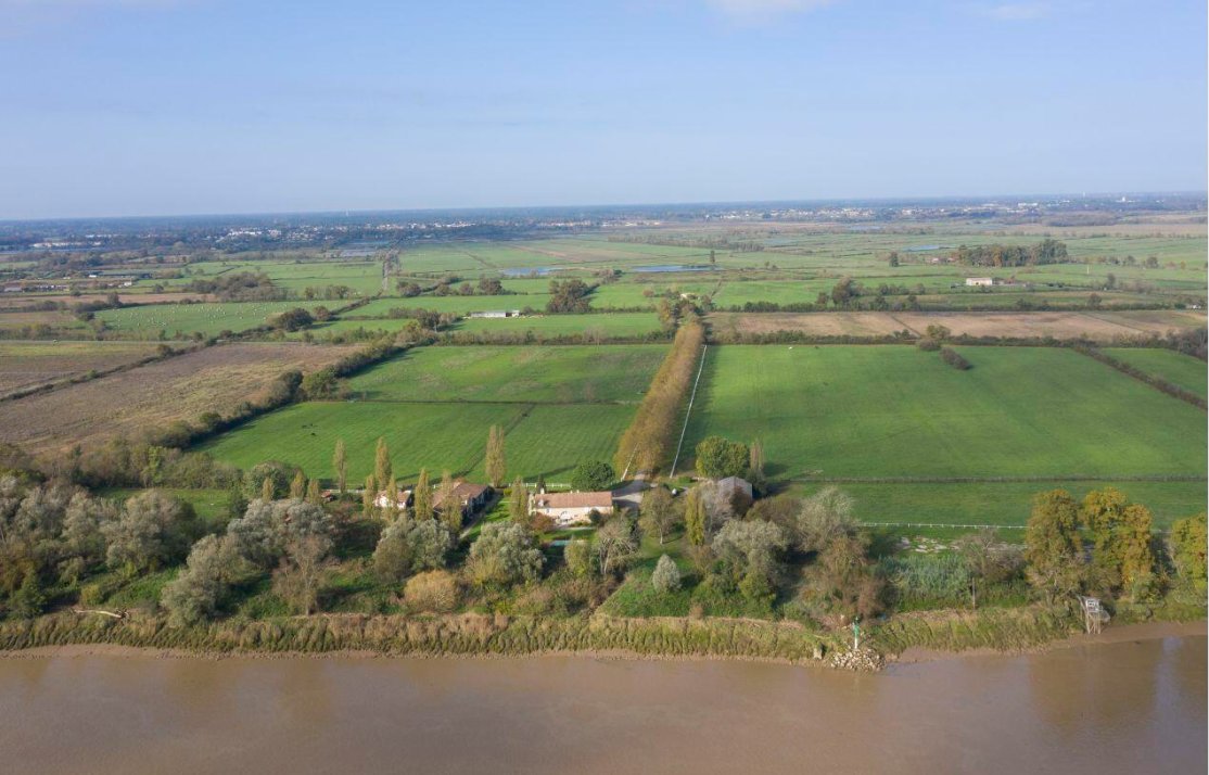 Traverse l’événement fleuves de <a href="/BxMetro/">Bordeaux Métropole</a> 
Découvrez en ligne les paysages métropolitains au fil de la Garonne à travers une série de vues photographiques aériennes prises par drones par Olivier Panier des Touches. 
&gt; urls.fr/cYVV37