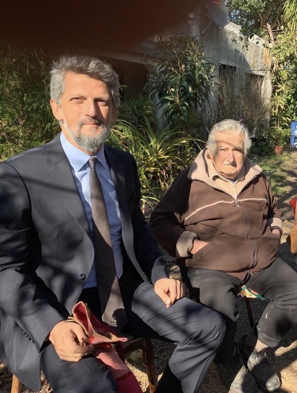 GaroPaylan's tweet image. Deeply saddened by the loss of Pepe Mujica. A fighter for justice, a humble leader, a moral compass for so many. I had the privilege of meeting him in 2019—an encounter I will never forget.