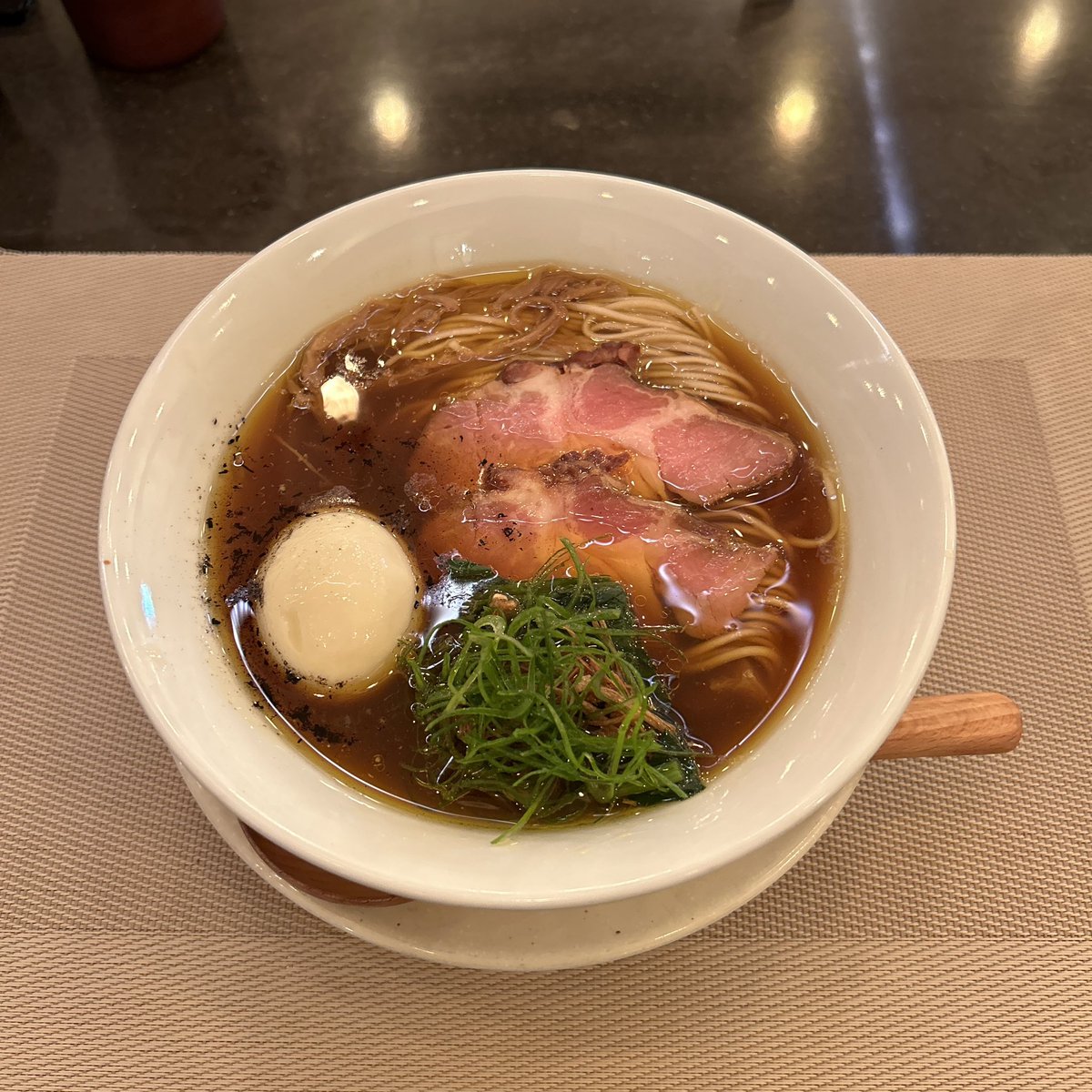 satopure's tweet photo. MENSHOの醤油ラーメン
今日は仕事で護国寺、東京に暮らして30年になるけど初めてこの駅に降りたかもしれない。。
ということで以前から行ってみたかったMENSHOに初訪問🍜
スープもチャーシューも味玉も激ウマでした、また仕事で護国寺に行ったら絶対に再訪しよう！ https://t.co/BTMMOXBq7y
