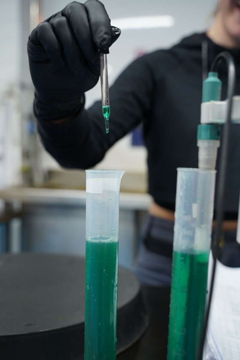 🥼⚡Everyday we check the pH, density, and surface tension of the galvanic bath solution. 🧪 🔬

#VinylProduction #Galvanics #BehindTheScenes #Science