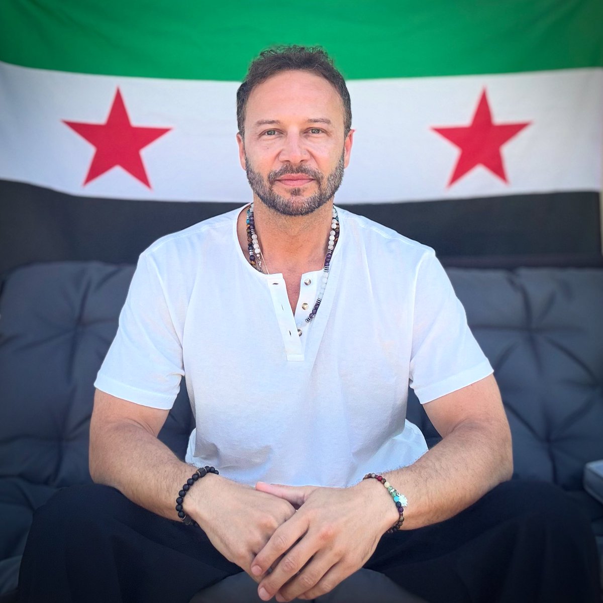 MaximKhalil's tweet image. ذكّر أيها السوري..
و تذكّر أيها الإنسان..
عندما يمنحك الله العدالة ..
تُمنحُ معها فرصة "استحقاق" هذه العدالة..
هي فرص لا تمنح مرتين..
فإن كانت غايتك ارضية فلسوف تربح الجاه والمال ..
ولإن كانت غايتك الحب و تطبيب جراح الإنسان ..
فقد كسبتك الإنسانية ..
وكسبت انت رضى الله داخلك وفي…