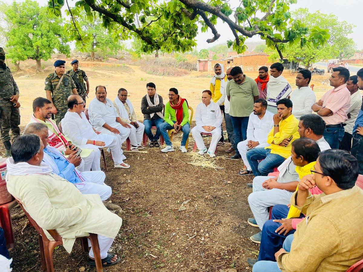 मेराल प्रखंड के चामा निवासी भाजपा नेता लालजी राम जी के निधन का समाचार अत्यंत पीड़ादायक है।

लालजी राम के घर पहुंचकर पार्थिव शरीर पर पुष्पांजलि अर्पित कर अपनी शोक संवेदना व्यक्त की और पीड़ित परिजनों को ढांढ़स बंधाया।

ईश्वर दिवंगत आत्मा को शांति एवं शोकाकुल परिजनों को यह दुःख सहन