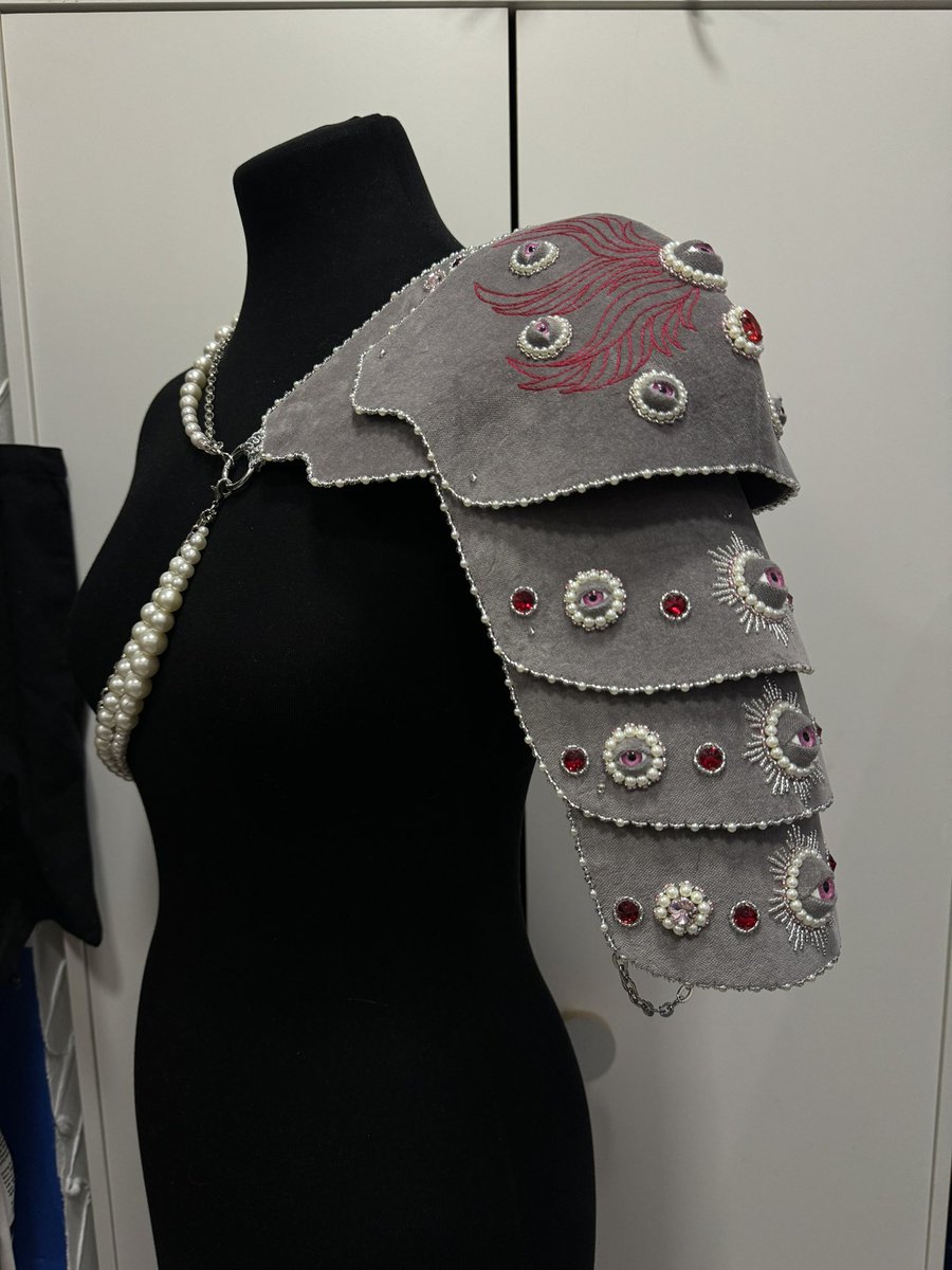 Я так хотела сегодня эту штуку выгулять, но погода подкинула дождь и пришлось опять отложить. В лучших традициях ни одной нормальной фотки 🤌🏻