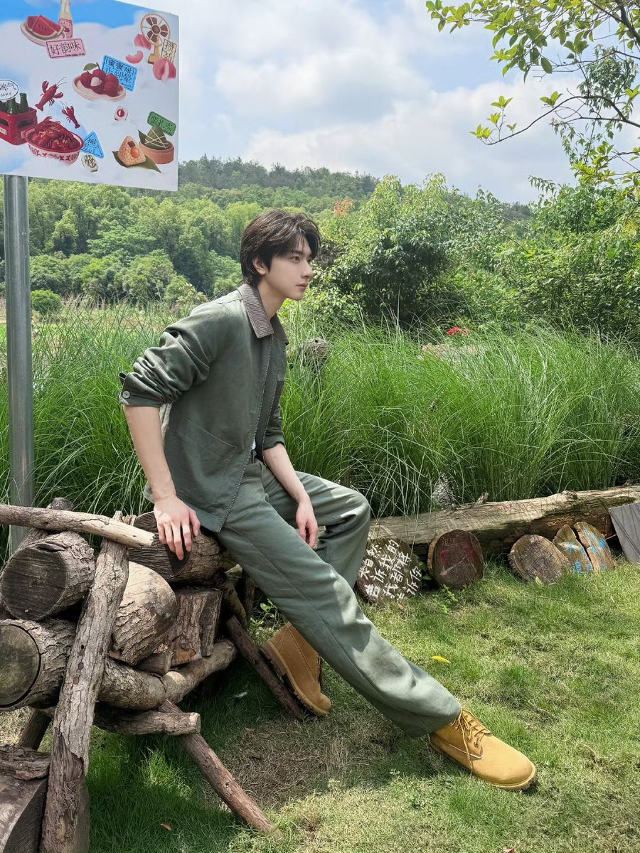 dramapotatoe's tweet photo. #LinYi’s studio shares new snaps https://t.co/DgomCt81sa