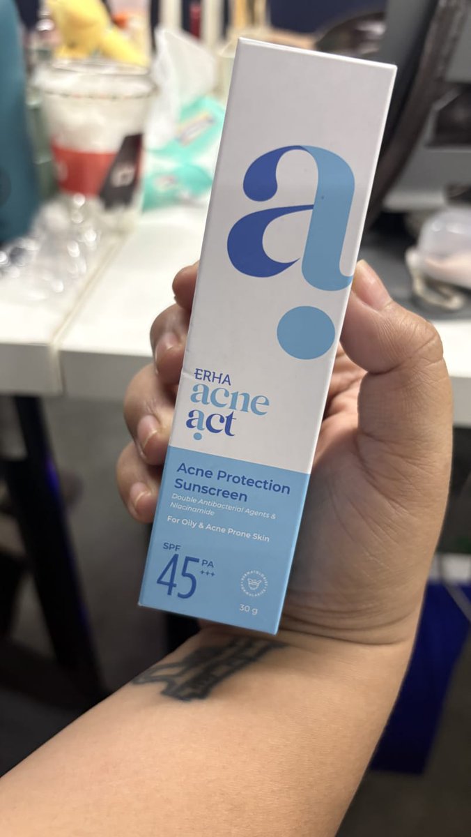 menurut gw penampilan tuh wajib dijaga, apalagi wajah, makanya pas tumben ada jerawat panik dong, auto ngacir ke oulet beauty, katanya coba deh Acne Protection Sunscreen nya ERHA Acne Act
&amp; lo pasti tau dong endingnya . . . jerawat jauh, problem no way,
biar kecil tapi ajaib
