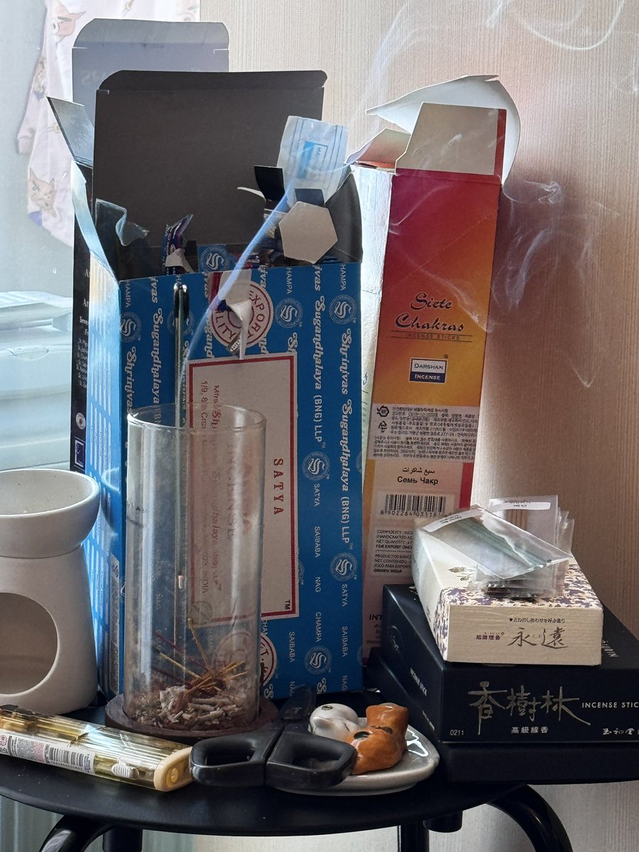 저와 같이 이 즐거움을 나눠요.. 🍃
제 최애 선향인 향수림과 영원향, 혹시 맡아보실 트친분 계시면 소분해서 보내드릴게요…