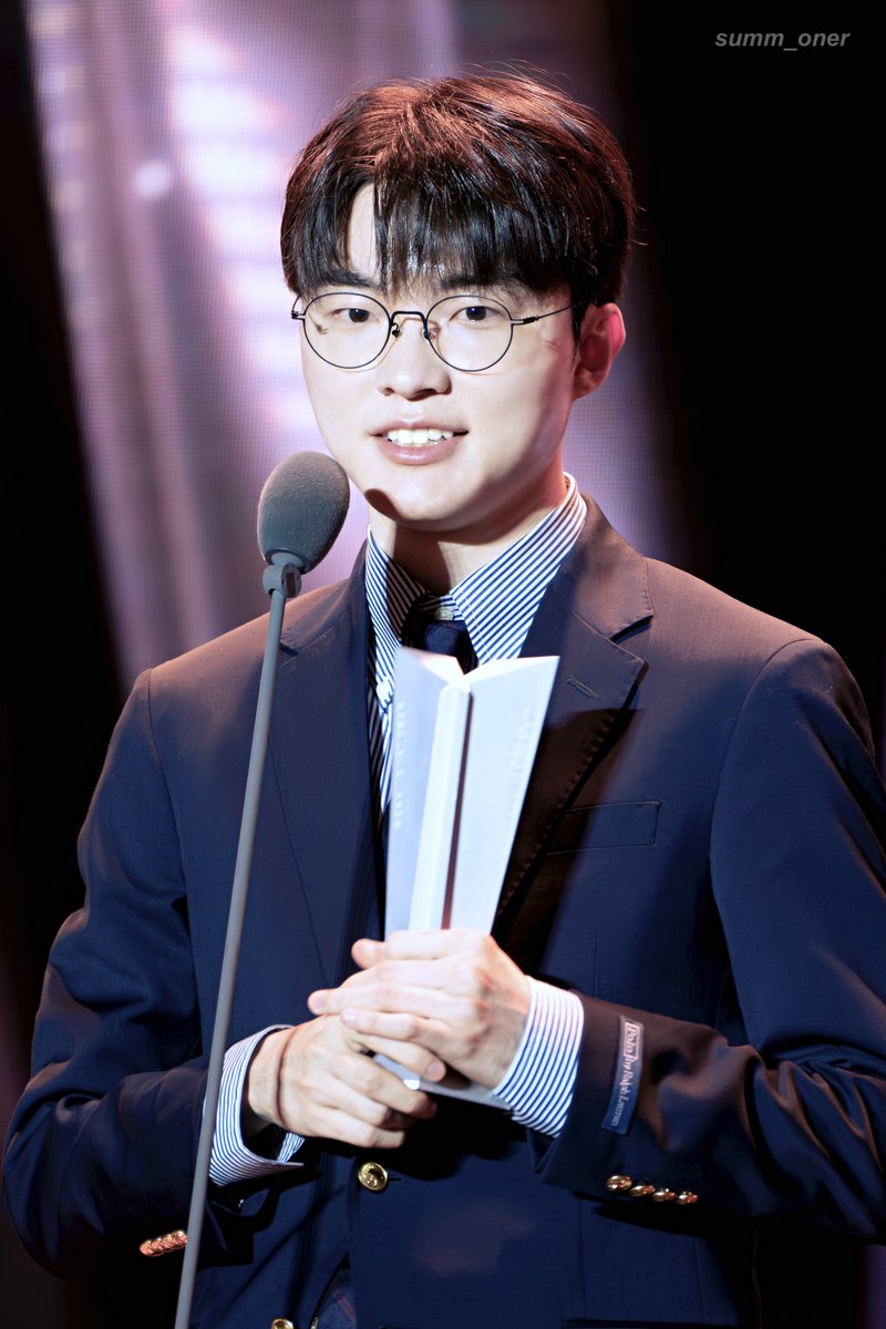 pageoner's tweet photo. 241229 LCK 어워즈

#Faker #페이커 #이상혁 https://t.co/5rNdfmyGGy