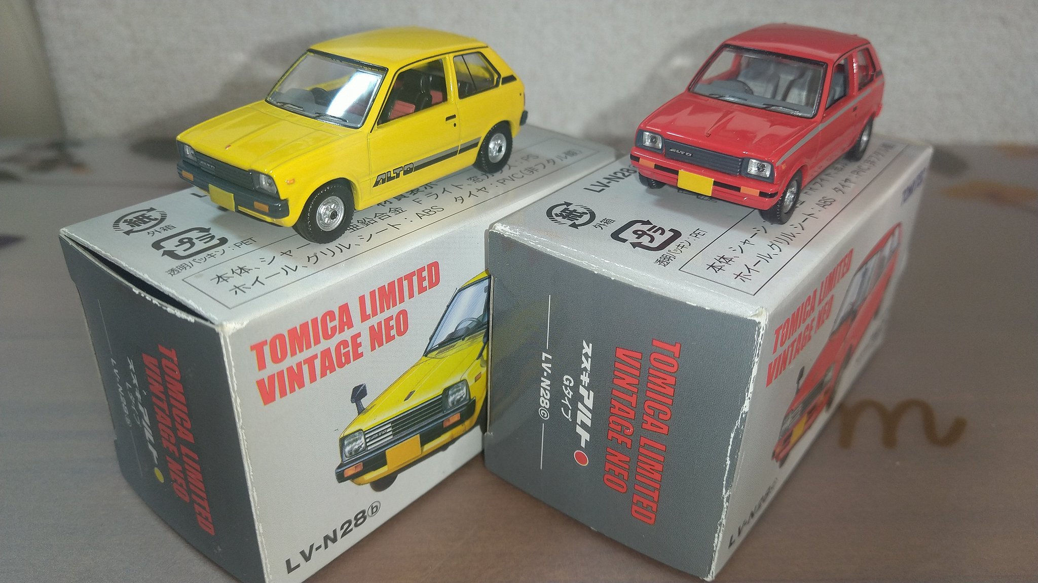 トミカリミテッド ヴィンテージ ネオ スズキアルト２台セット 指先に乗るほど小さい！！トミカリミテッドヴィンテージネオ