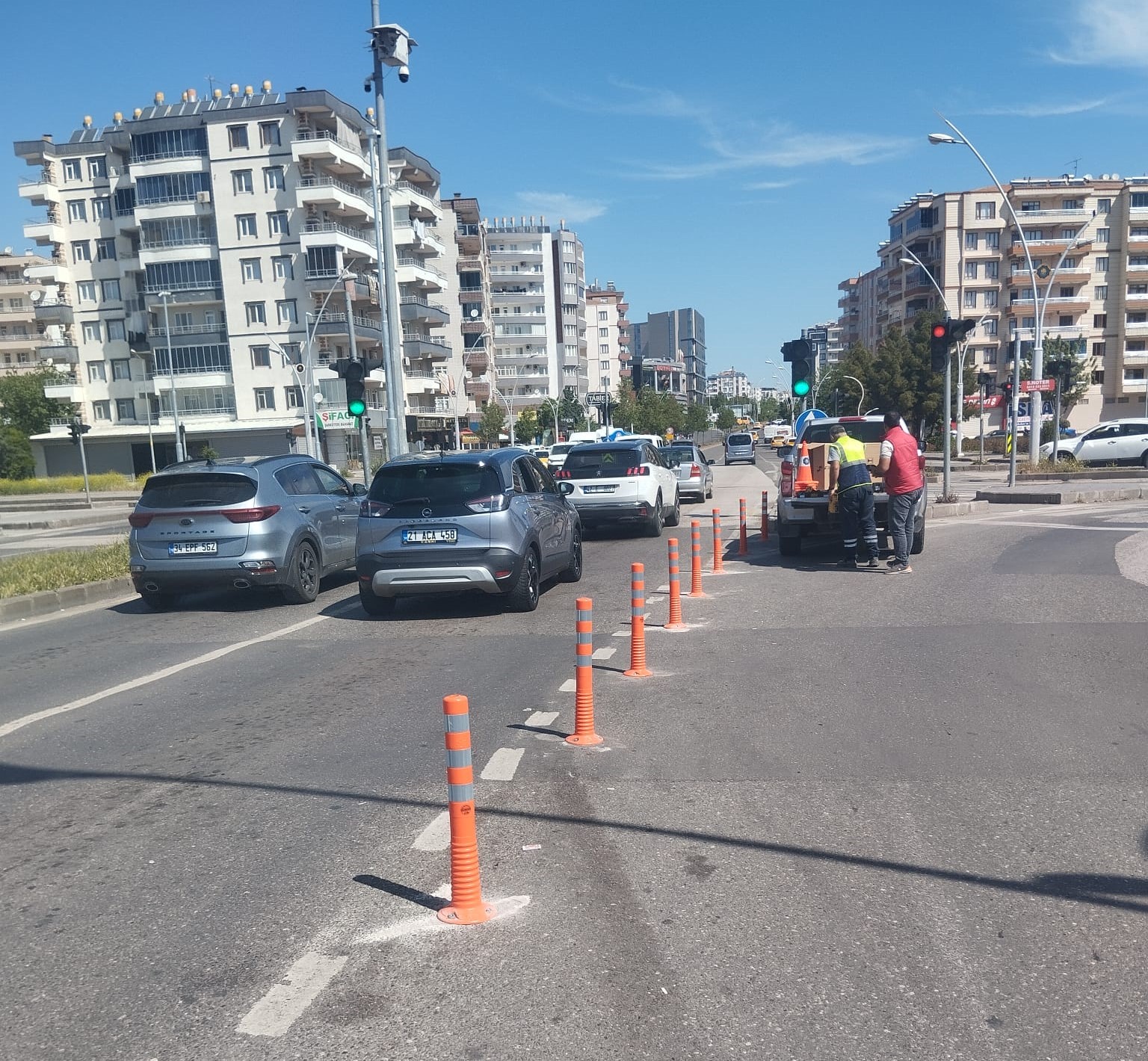 🛣️ Yollarımızı Daha Güvenli Hale Getiriyoruz! 🚦

📌 Ulaşım Dairesi Başkanlığımız, kent genelinde trafik güvenliğini artırmak ve yaya önceliğini sağlamak için çalışmalarını sürdürüyor. Özellikle okul, hastane ve yaya yoğunluğu fazla olan bölgelerde güvenlik önlemleri artırıldı.

🚸  32 bin 987 yeni trafik levhası monte edildi
🚗 2 bin 310 km yol çizgisi yenilendi
🔶 611 bordür ve yatay işaret çalışması yapıldı
☀️ 442 güneş enerjili uyarı butonu yerleştirildi
🛑 1.548 metre hız kesici kasis eklendi
🚧 1.017 delinatör ile trafik akışı iyileştirildi

#Diyarbakır #Amed  #Ulaşım