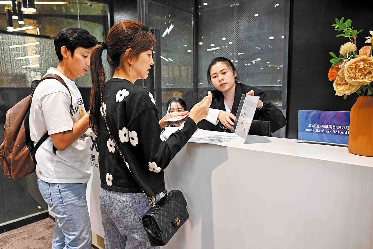 Discover_GZ's tweet image. Customs authorities at #Guangzhou Baiyun International Airport, an aviation hub in South China's Guangdong province, verified over 4,600 departure #TaxRefund applications from overseas travelers in the first four months of 2025, with the total value of these applications reaching…