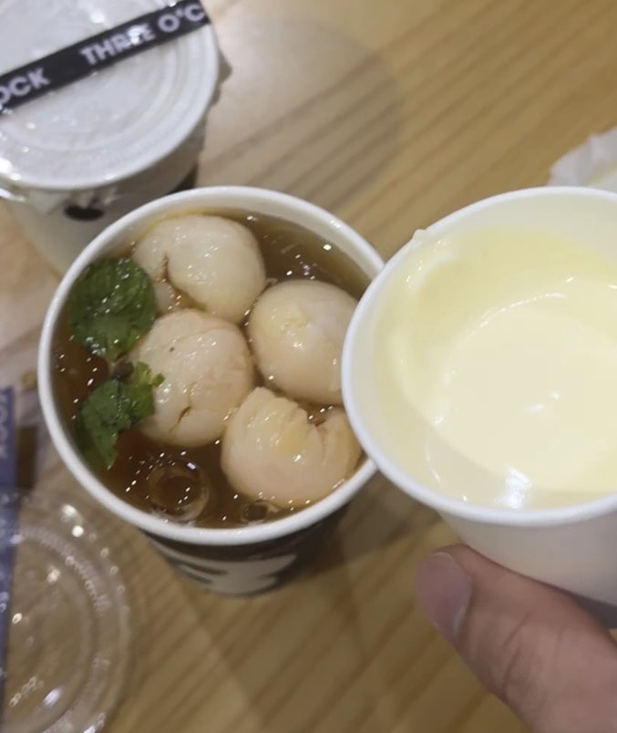 Three O'clockというベトナムの有名なカフェでチーズティーを注文しました！チーズティーは日本ではそこまでブームにならなかったですがベトナムではまだまだ根強い人気があるらしいです。