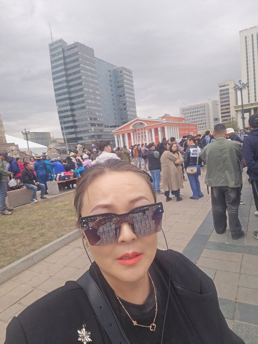 Залуус Сүхийн талбайд идэвхтэй цугларч байна. Уриа нь их таалагдсан: #Огцрох_амархан
Улстөрчид ёс зүйгүй үйлдлийнхээ төлөө шууд огцордог соёлыг Монголд бий болгоё!🔥 Залуусаа дэмжиж байна. Сайхан эх орныхоо ирээдүйг, огцруулдаг огцордог  соёлтой, ёс зүйтэй Монголыг бүтээцгээе🇲🇳