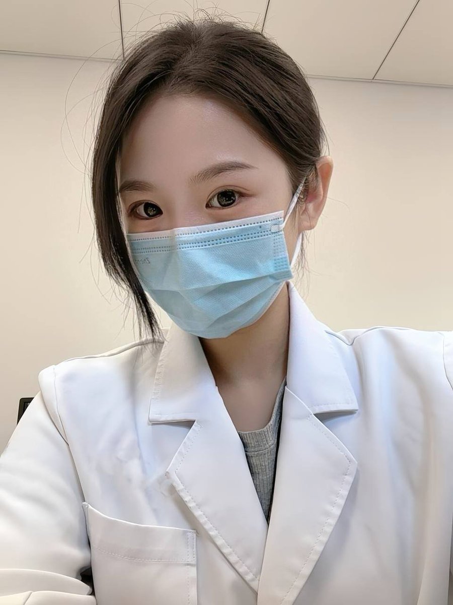 别问胸上的草莓是谁种的，只能说昨晚度过一个浪漫又激情的夜晚～

被滋润后整个人的脸色都变得红润有光泽，性爱真的是女人最好的保养品，不过好像并没有被喂饱…

其实我的要求并不高，过程坚持15分钟即可，达到这个要求的人会很少么？ https://t.co/9uhXrKKdQg