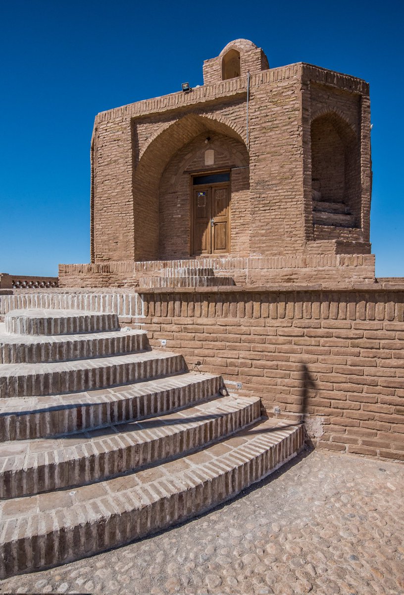 آرامگاه ابن حسام خوسفی، شاعر قرن نهم هجری، در شهر خوسف استان خراسان جنوبی واقع شده است. این بنا با معماری چلیپایی و گنبدی، متعلق به سال ۹۲۰ هجری قمری است و در دوره‌های صفویه و قاجار مرمت شده است. آرامگاه در فهرست آثار ملی ایران به ثبت رسیده است.
عکاس:سهیل زندآذر
#ایران_ببین