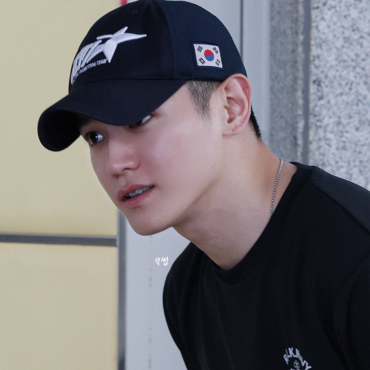 jaesweats's tweet photo. Perasaan aku aja apa ya, Taeyong sama Jaehyun tuh makin keliatan attractive ga sih kalau lagi make military tag (kalung) mereka? 🫠 https://t.co/6tVeSJHo06