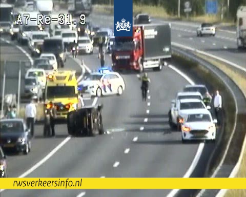 Het verkeer op de #A7 gaat bij Hoorn via de af- en toerit richting Amsterdam. Dit komt door een ongeval waarbij een auto op de zijkant is beland. De vertraging loopt op en bedraagt nu een half uur.