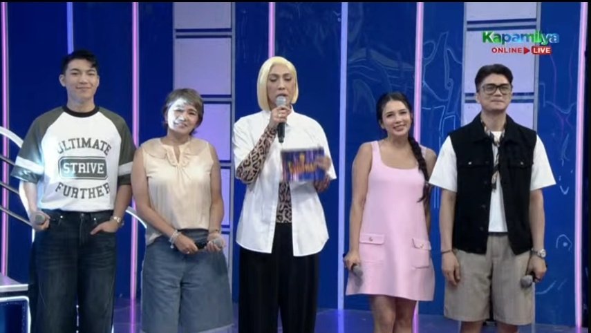 D_marianne23's tweet photo. @itsShowtimeNa hosts with our poging bunso,Darren!!🥰💚
#DARREN @Espanto2001
#FUNaloAngShowtime https://t.co/oOE1bFParL