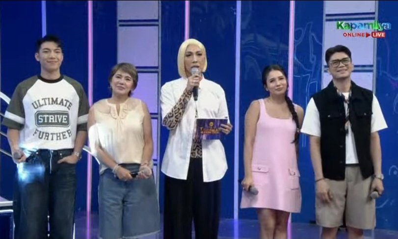 D_marianne23's tweet photo. @itsShowtimeNa hosts with our poging bunso,Darren!!🥰💚
#DARREN @Espanto2001
#FUNaloAngShowtime https://t.co/oOE1bFParL