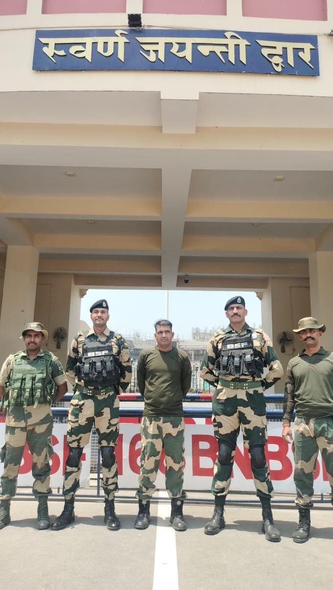 dev47047's tweet image. Today BSF Jawan Purnam Kumar Shaw crossed over to Pakistan territory, while on operational duty in the area of Ferozepur sector on 23rd April 2025, who had been in the custody of Pakistan Rangers since 23 April 2025, was handed over to India: BSF
 BSF
(Pic Source: BSF)