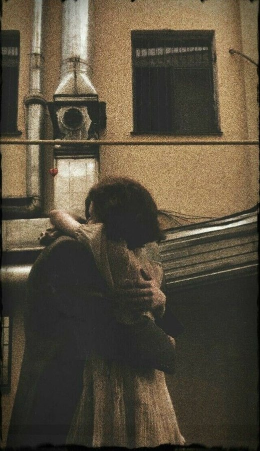 "Güzel bir şey olduğunda en çok seni özlüyorum.  
Çünkü mutluluğumu paylaşmak istediğim tek kişi sensin. 
Bir şey canımı sıktığında ,en çok seni özlüyorum.  Çünkü beni anlayacak tek kişi sensin."