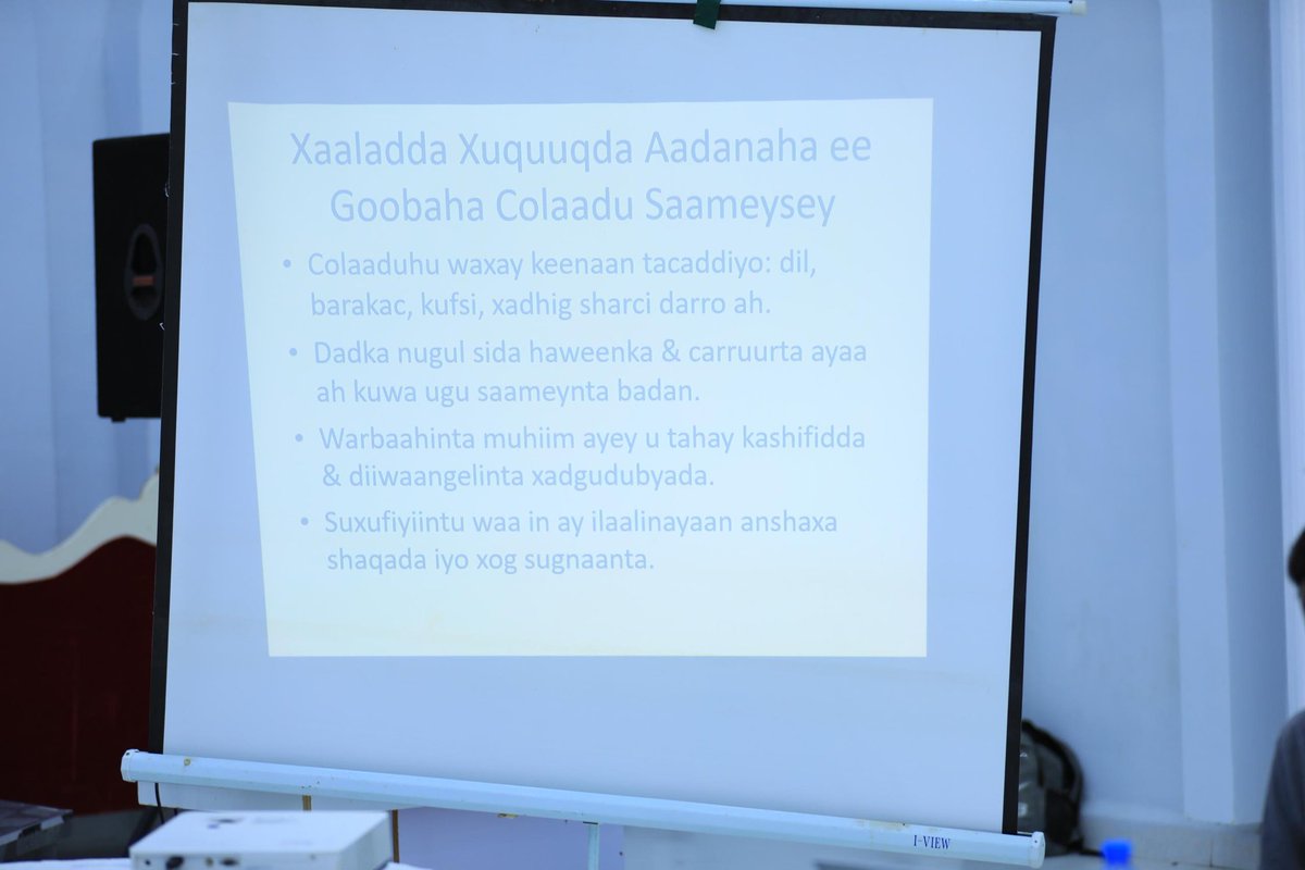 GALJA2023's tweet photo. A 2-day workshop on human rights reporting, conflict resolution &amp; peacebuilding kicks off in Galkayo with 25 Galmudug journalists.
Supported by UNSOM Human Rights, the training boosts media's role in promoting peace &amp; protecting rights.
@UNTMIS_ https://t.co/SWVZllK6yf