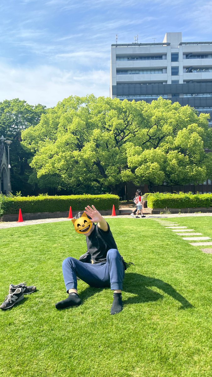 大学の庭でもいきなり座って「ちょっと引き込みやるから来て」と言ってくる夫。
たしかにコンバッチ日和ではある。