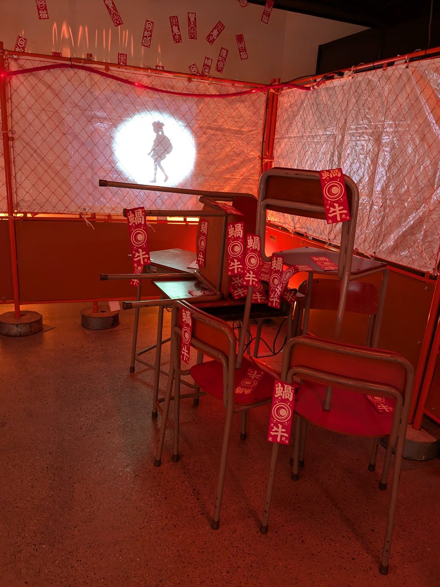 Mikapikazo先生の化物語個展に来ました〜! 空間表現、インスタレーションは自分が最終的に開きたい展示方法なのでとても楽しい! 非日常的への切り取りと亜空間への誘導表現が散りばめられている事に気が付き、この個展⋯やりおる⋯!とビビっときました!
#物語_MikaPikazo_encounter 