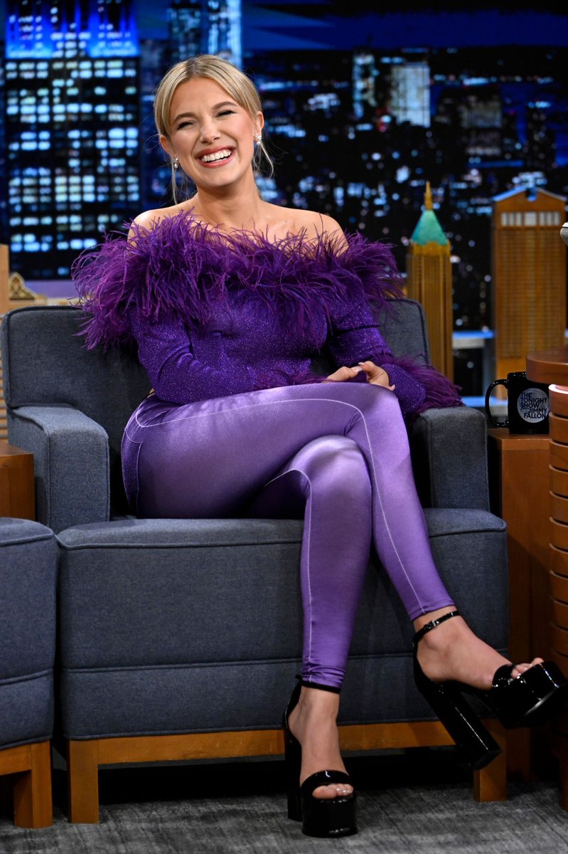 simp0id's tweet photo. 3 years of  𝙩𝙝𝙤𝙨𝙚 purple pants. 💜 https://t.co/O1afTmv3JE