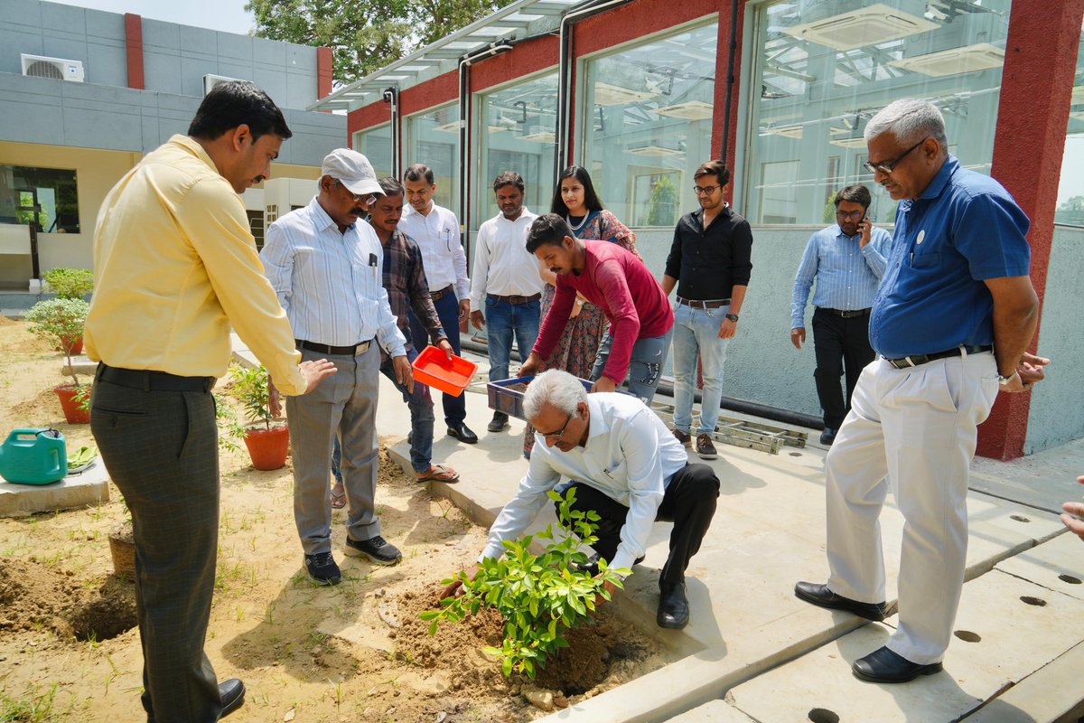 CSIRCIMAP's tweet image. On 13 May @CSIRCIMAP organized the #NationalTechnologyDay celebration in Utsav Hall.Event was inaugurated by Dr. Bhaskar Narayan, Director,@CSIR_IITR, as Chief Guest, Mrs. Anandi Agrawal,Chairperson, IIA-Women Entrepreneur Cell as Guest of Honour &amp;amp; @PrabodhTrivedi,@DirectorCimap