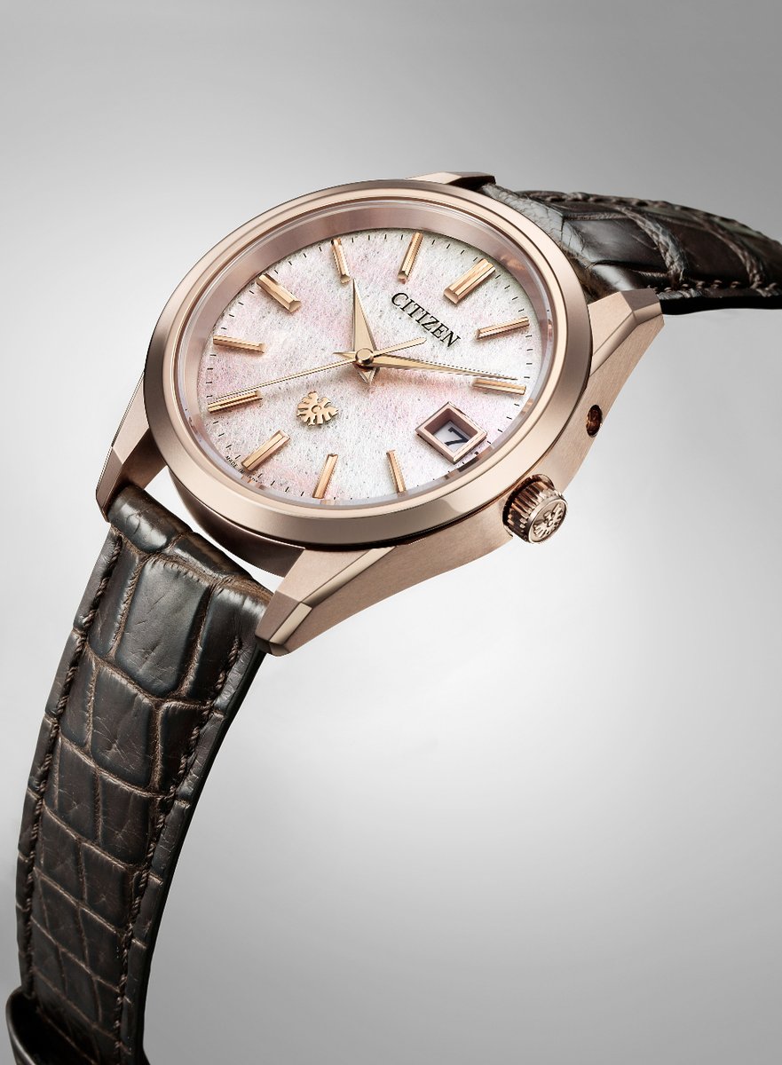 CITIZENWATCHJP's tweet photo. 『ザ・シチズン』の「Iconic Nature Collection」から、ブランド誕生30周年を記念した限定モデルが登場。

日本人の根底に変わることなく息づく美意識に向き合った２モデル。
日本の古典などに見られる、日々の暮らしの中で美しいと感じた風景や四季の移ろい、心動かされた出来事を「をかし」という言葉で表現する日本人ならではの繊細な感覚に着想を得て、自然の情趣を「にじみ」や「かすれ」の表現を用いた和紙文字板の中に描き出しました。

「春の明け方の情景」を切り取ったAQ4106-00Aの文字板は、白々と明けゆく早朝に柔らかな雲がたなびくさまを、長い繊維を漉き込んだ独特の模様をもつ雲龍紙に、空にも桜にも見える繊細な色彩を載せて表現しました。

「夏の夜の情景」を切り取ったAQ4100-22Lの文字板は、川の水面に映る月明かりの美しさを、ジャパンブルーが印象的な藍染和紙にグラデーションを重ねて表現しました。

■AQ4106-00A（画像1枚目左、画像2枚目）
￥451,000(税抜価格￥410,000)
世界限定400本
5月15日発売予定
https://t.co/ucFDvhRdeX

■AQ4100-22L（画像1枚目右、画像3枚目）
￥429,000(税抜価格￥390,000)
世界限定400本
5月15日発売予定
https://t.co/NyjZU7MXxz
