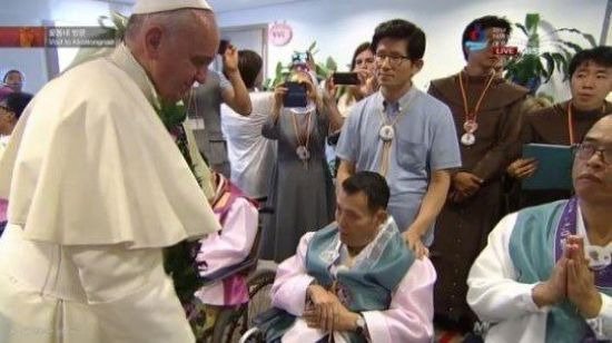 박그네와 새누리당은 경기지사 퇴임한 김문수를 동작구 을 재보선에 공천하려고 했는데 경기 퇴임하고 한달만에 서울을 지역구로 나오는 건 적절치 않다 거절하고 전남 고흥 소록도 한센인 마을, 충북 음성 장애인 마을 꽃동네에서 각각 한 달씩 봉사활동함. 그리고 꽃동네에서 교황을 만나게 되☆