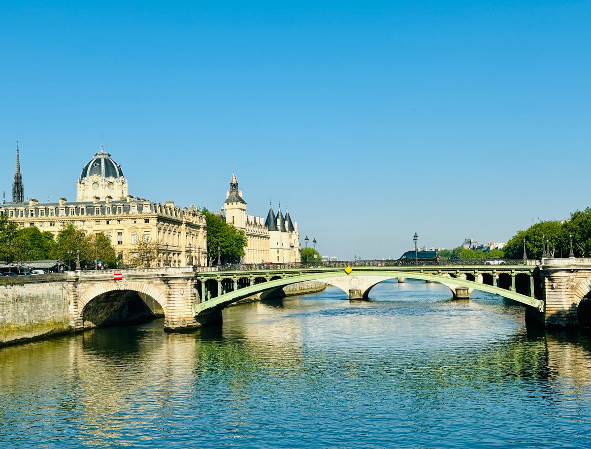 A beautiful morning in Paris ☀️