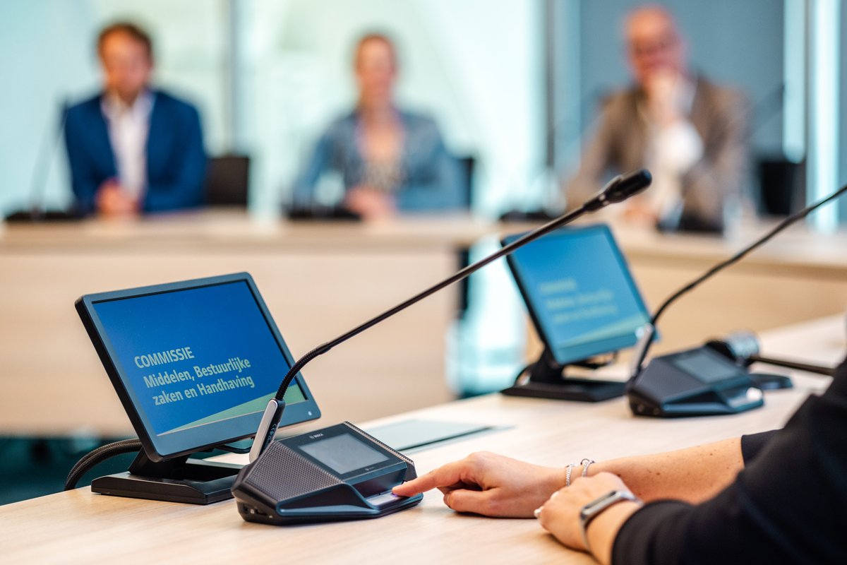 Vanmiddag vergadert de commissie Middelen, Bestuur en Handhaving (MBH). Je kunt de vergadering live bijwonen, of online volgen. Voor de stukken en de live stream, kijk op bit.ly/3FdkAKQ
