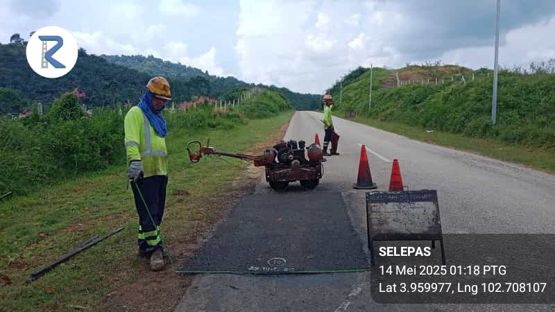 Kerja penyenggaraan rutin RO1 - Menampal pothole (tampalan kekal) di laluan FT1524 Jalan Utama Kota Gelanggi - Lepar Utara, Seksyen 22.20, Daerah Jerantut, Pahang

<a href="/JKRJERANTUT/">JKR Jerantut</a> 
<a href="/JKRPAHANG/">JKR PAHANG</a> 
<a href="/ZTTCSFJ/">ZTT CSFJ</a> 
<a href="/CSFJ_JKR/">Cawangan Senggara Fasiliti Jalan (CSFJ)</a> 
<a href="/IPJKR_Official/">JKR Malaysia Rasmi</a> 
<a href="/moworksmy/">Kementerian Kerja Raya Malaysia</a> 
<a href="/ahmadmaslan/">DS Dr Ahmad b Maslan</a> 
<a href="/AlexNantaLinggi/">Alexander Nanta Linggi</a>