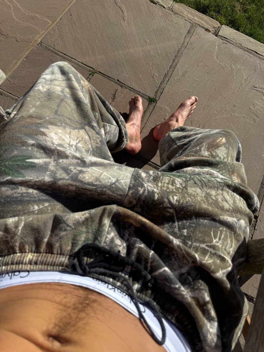 RT if you’re into feet 

Onlyfans.com/shredxx