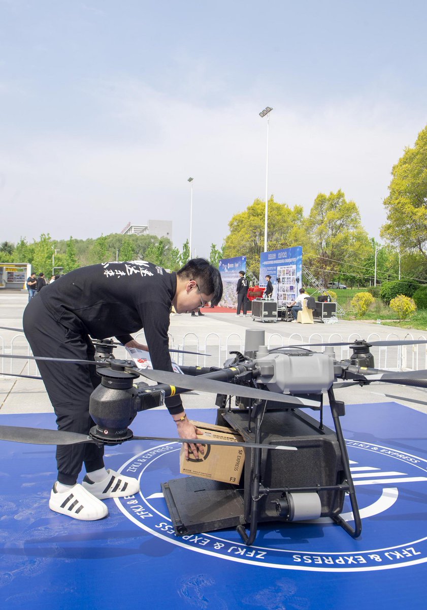ShenyangChina's tweet image. #TechnologyandInnovation Please follow us! 😀🚁The first unmanned aerial vehicle (#UAV) low-altitude logistics test flight route in northeast China successfully completed its first test flight in Shenyang on Tuesday, with a drone carrying 30 kg of goods over a 6-minute flight.