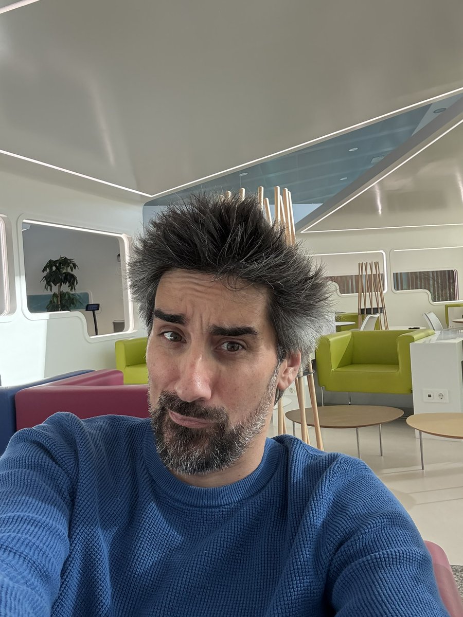 Aeropuerto de Vigo. Primer vuelo que pierdo en quince años…y estaba en la terminal con cuarenta minutos de antelación.Ya tengo billete para el siguiente vuelo a Madrid y el enlace para Badajoz, así que llegaré a la Feria del Libro. Justito y con la lengua fuera, pero llegaré.