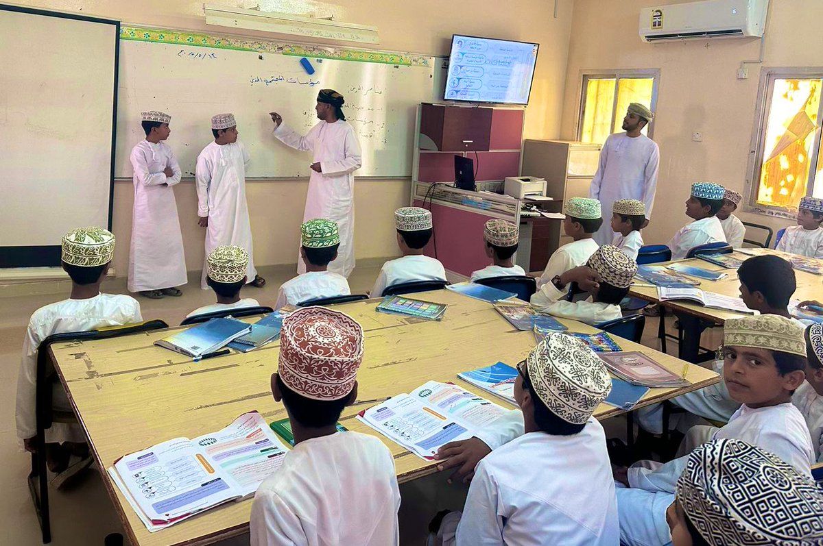 تشرفت المدرسة اليوم بزيارة الأستاذ/ سالم الغنبوصي مشرف الجغرافيا حيث نفذ زيارات صفية تطبيقية للمعلمين وأجرى مداولة إشرافية وقدم قراءة موجهة حول الاستراتيجيات المرتبطة بأسئلة الاختبارات النهائية محللاً الأوزان النسبية ومؤكداً أهمية التركيز على الفهم والتطبيق والمهارات العليا .