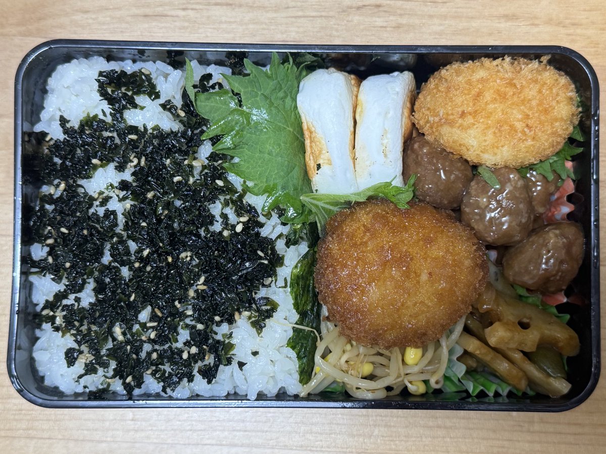今日のお弁当🍙
チーズはんぺん
コーンコロッケ
ミートボール
もやしナムル
蓮根甘酢炒め
#お弁当
#お弁当記録
#今日のお弁当